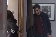 Abdel écoute une conversation entre Alison et Barbara