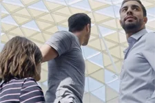 Abdel joue au frère encombrant !