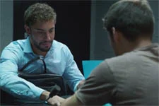 Abdel remet une lettre d’Emma à César en cachette