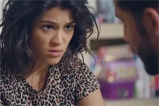 Alison apprend une mauvaise nouvelle à Abdel !