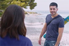 Alison cède à l’amour de Mathias et hésite à partir avec lui pour toujours !