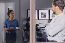 Alison est aux petits soins avec Abdel