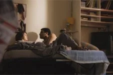 Alison tente de retenir Benjamin au lit