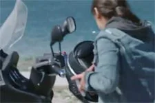 Alison vole un scooter !