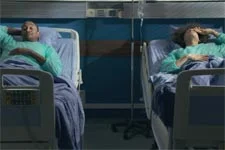 Alpha et Baptiste se retrouvent à l?hôpital après leur agression