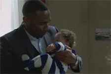 Alpha fait connaissance avec son petit fils