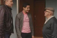 Amine révèle son passé à Léo