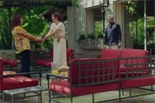 Anémone montre sa robe de mariée à Jeanne