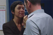 Anne essaie de dissuader Patrick d’enquêter sur l’arme qui a servi à la blesser