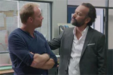 Anne est surprise de voir débarquer son ex au commissariat !