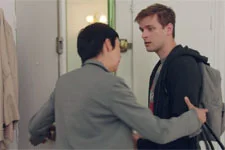 Anne met son frère à la porte de chez elle !