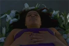 Anne Quercy retrouvée morte dans un camion frigorifique devant le commissariat !