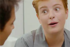 Antoine apprend à Victor que Tom est prêt à tout pour entrer en contact avec lui