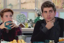 Antoine et Théo apprennent l’arrivée du bébé de Coralie et Clément !