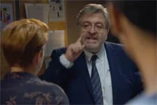 Antoine supplie Rochat de ne pas appeler la police