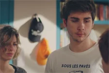 Antoine trouve du réconfort auprès de Coralie et de Théo