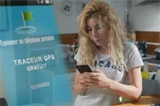 Ariane installe un traceur GPS sur le portable de Jean-Paul