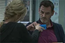 Ariane montre le message vidéo de Jocelyn à Patrick