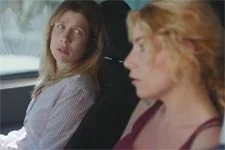 Ariane retrouve Hélène à sa sortie de prison