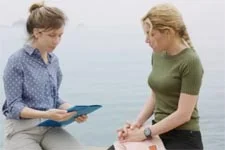 Ariane révèle son secret à Hélène et l?invite à plaider la légitime défense pour le meurtre de son mari