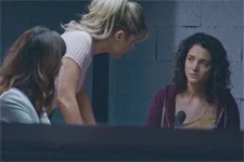 Ariane tente de faire craquer Emma !