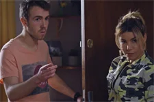 Ariane vient chercher Tom chez les Belesta juste avant son oral du BAC !