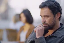 Arnaud tente de se rapprocher de Victoire !