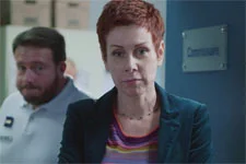 Babeth se présente d’elle-même au commissariat pour passer un interrogatoire