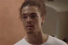 Baptiste a un terrible choc dans la rue !