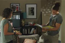 Baptiste apprend une bonne nouvelle à Emma !