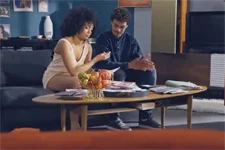 Baptiste et Thérèse se plongent dans le dossier des services sociaux qui relatent leur enfance