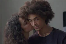 Baptiste n’est pas vraiment ravi qu’Emma aille voir César à sa sortie de prison