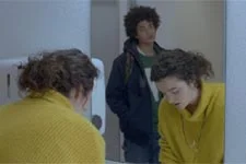 Baptiste prend la défense d?Emma en cours