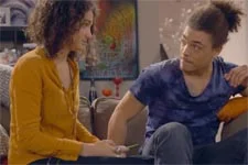 Baptiste tente de rassurer Emma qui culpabilise de ne pas s?occuper assez de Mathis