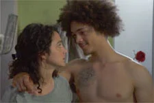 Baptiste tente de rassurer Emma qui flippe à cause de Céline