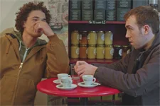 Baptiste tente de réconforter Kévin