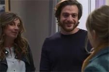 Barbara s?inquiète de voir Mélanie et Elias comploter à deux