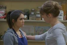 Barbara secoue Alison après la mort de Doumé