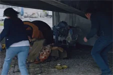 Blanche découvre Eric touchant quand il porte secours à une femme SDF enceinte