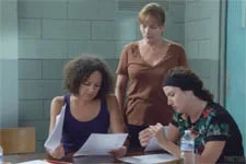 Blanche est contrainte de sortir un document en cachette de la prison !