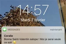 Blanche et Coralie échangent de mystérieux textos !