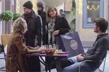 Blanche et Nathan invitent Coralie et Théo à la coloc pour le réveillon du Nouvel An !