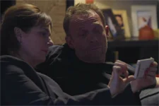 Blanche montre le résultat de son enquête à Eric !