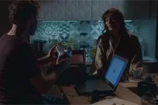 Blanche offre un cadeau à Nicolas