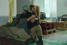 Boubou tente de réconforter Sandy