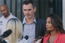 Carole Leconte annonce à la presse que César est coupable