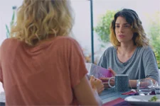 Céline interdit Nell de donner le sein à Gabin !