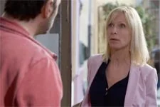 Céline s?impatiente car elle attend un client important