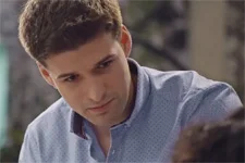 César force Emma à assister avec lui à un cocktail afin de lui servir un alibi