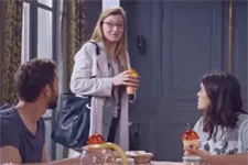 Chloé apporte un CADEAU à la coloc pour le petit déj !